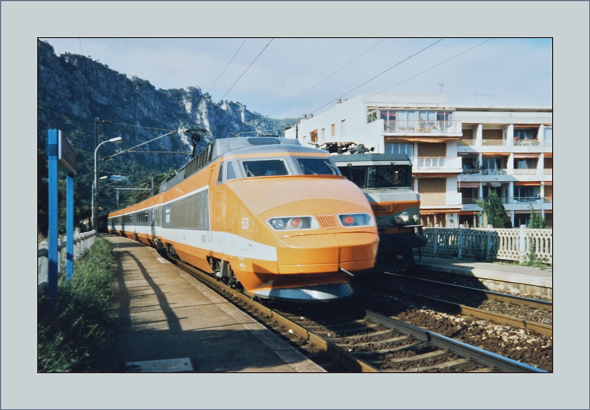 Ein TGV auf der Fahrt nach Ventimiglia in Beaulieu sur Mer. 

Mai 1995