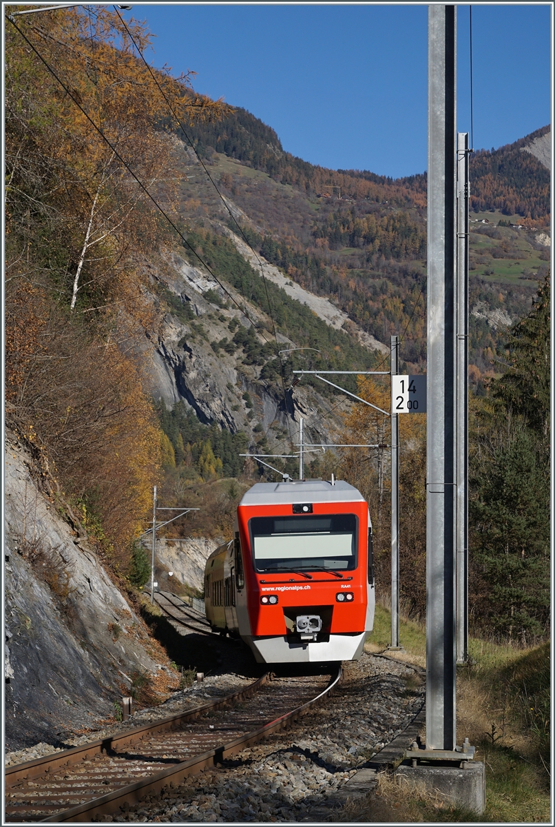 Ein TMR Region Alps RABe 525 NINA ist kurz nach Sembracher auf dem Weg nach Orsière. 

6. Nov. 2020
