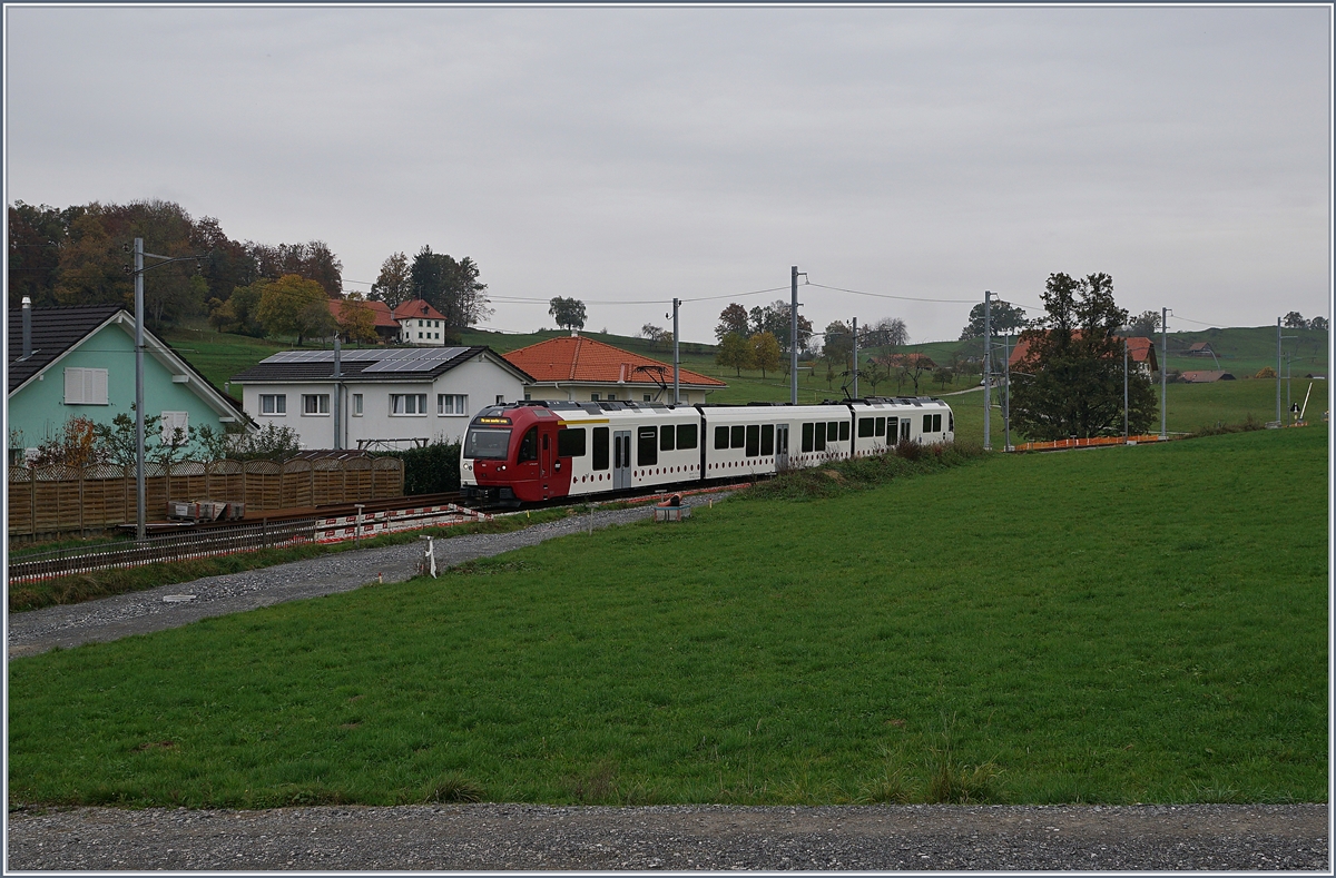 Ein TPF Regionalzug auf dem Weg nach Châtel St-Denis kurz vor seinem Ziel. Durch den Bahnhofneubau wird in wenigen Tagen auch der Streckenanschluss für den neuen Bahnhof gebaut werden; die neuen Linienführung ist bereits zu erkennen. 

28. Okt. 2019