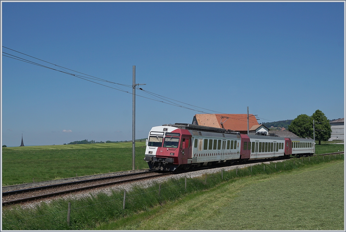 Ein TPF Regionalzug von Romont nach Bulle kurz vor Aulruz.

19. Mai 2020