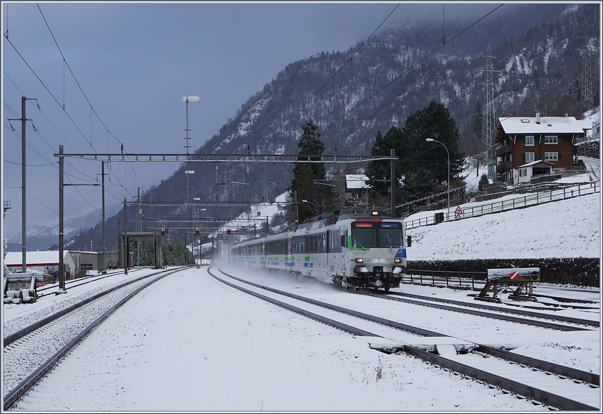 Ein Voralpenexpress (VAE) von St.Gallen nach Luzern bei der Durchfahrt in Immensee.
5. Jan 2017