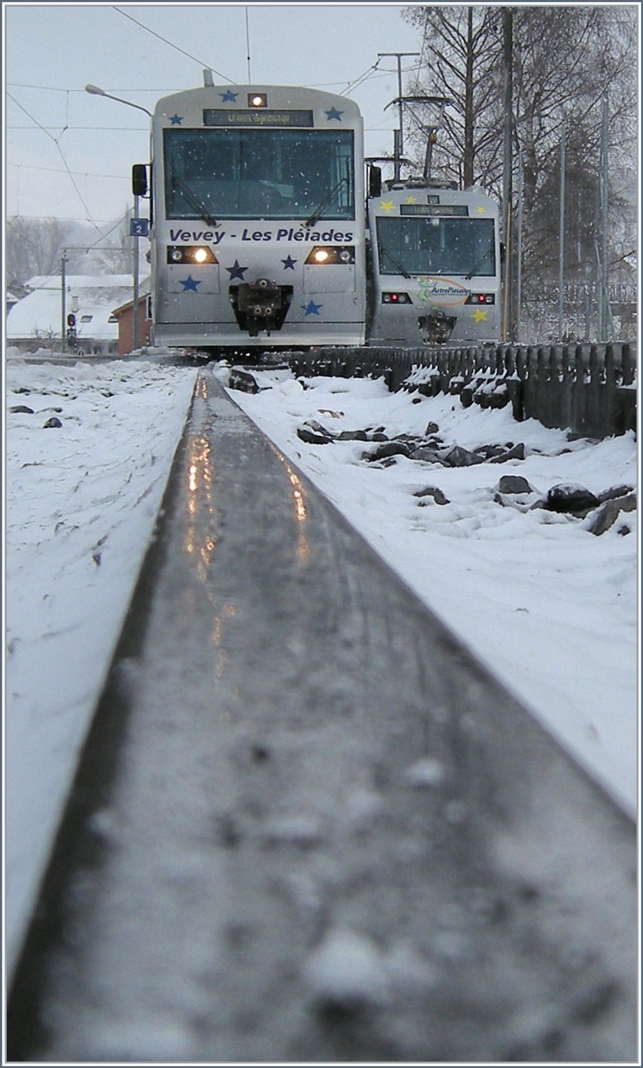 Ein Winterbild aus Blonay, nun als Hochformat Variante, mit den  Train des Etoiles  und dem  Astro Pleiades  im Hintergrund.
5. März 2008