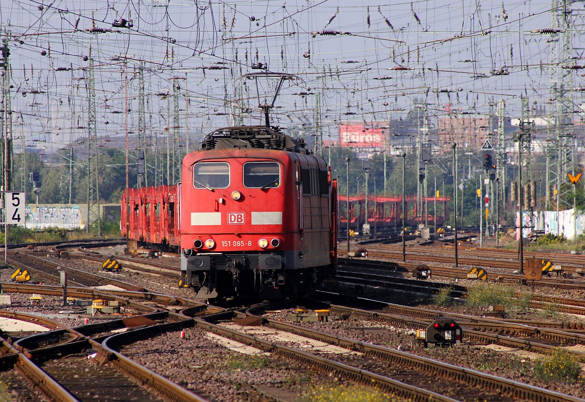 Ein Wurm in Bremen....DB 151 085-8(REV/LD X/27.02.08, Verl/AM)/14.01.16)schlängelt sich mit ihrem Autotransportzug auf den Bremer Hbf. zu. 02.10.2015