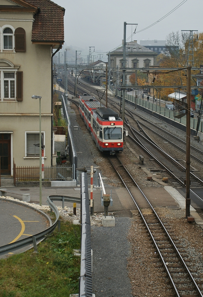 Ein Zug der nur 75 cm spurigen Waldenburger Bahn verlässt Liestal Richtung Waldenburg.
6. Nov. 2011 
