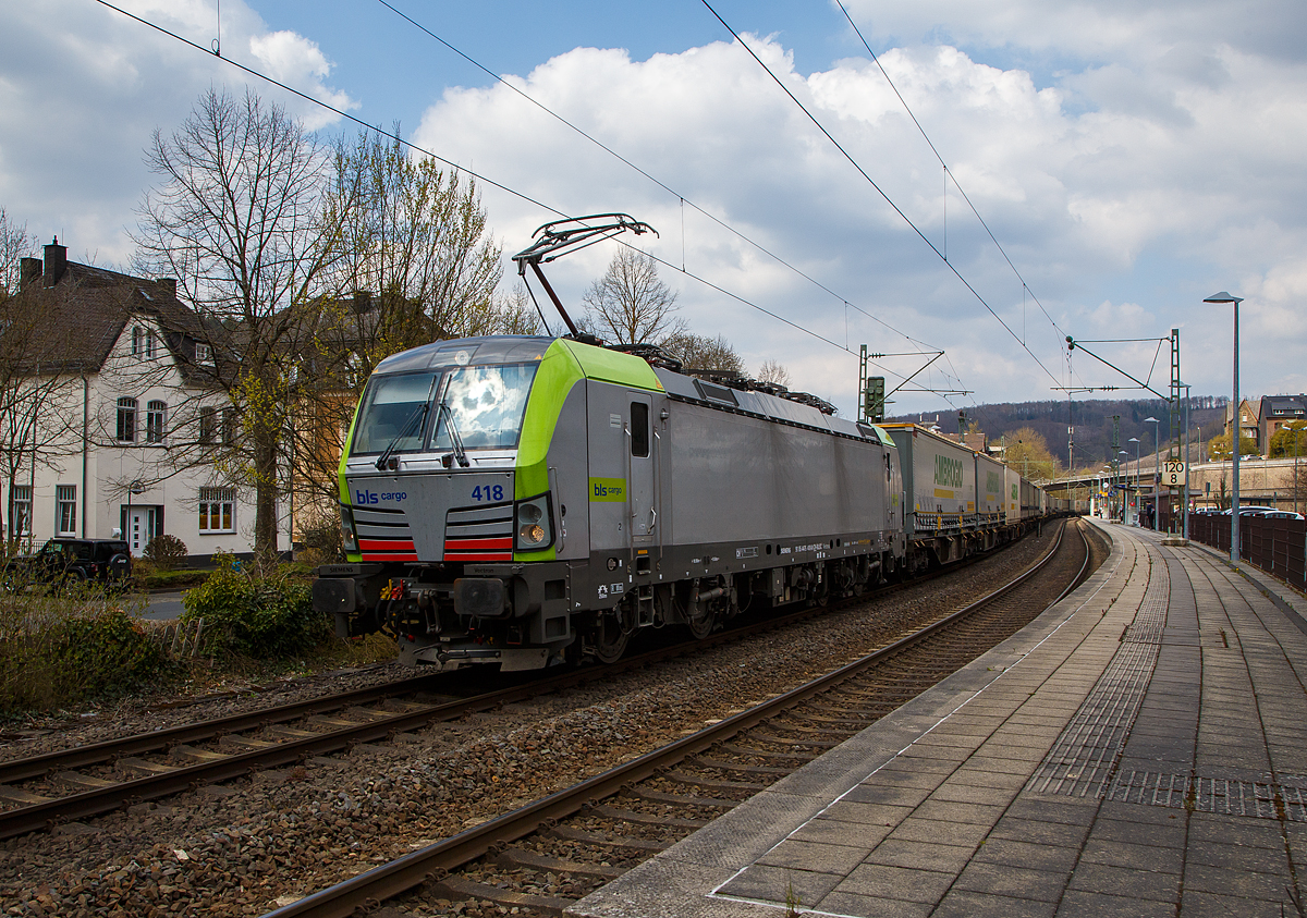 Eine der 25 neuen von der BLS Cargo in der 2. Serie bestellten Re 475 (Siemens Vectron MS)....
Die recht neue BLS Cargo 418 – Re 475 418-0 (91 85 4475 418-0 CH-BLSC) f�hrt am 20.04.2021 mit einem KLV-Zug durch den Bahnhof Kirchen an der Sieg in Richtung K�ln.

Die Siemens Vectron MS wurden 2020 von Siemens unter der Fabriknummer 22844 gebaut, sie hat die Zulassungen f�r CH/ D/ A/ I / NL/B und kann so vom Mittelmeer bis an die Nordsee ohne Lokwechsel durchfahren. Die BLS Re 475 der zweiten Serie 475 416 – 475 440 (es sind noch nicht alle ausgeliefert) haben zus�tzlich die Zulassung f�r Belgien (B). Sie haben eine H�chstgeschwindigkeit von 200 km/h und eine Leistung von 6.400 kW.

Nach Abschluss der Lieferungen der 2. Serie hat die BLS Cargo dann insgesamt 40 Loks der Baureihe Re 475 (Siemens Vectron MS). Der kleine Unterschied zwischen der beiden Serien ist nur das die Lok der 2. Serie auch durch Belgien fahren darf.
