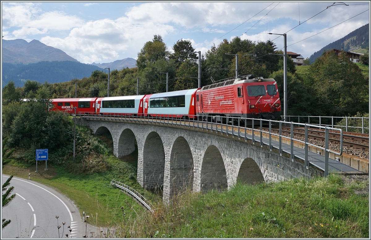Eine MGB HGe 4/4 mit ihrem Glaciere Express bei Sedrun.

16.09.2020