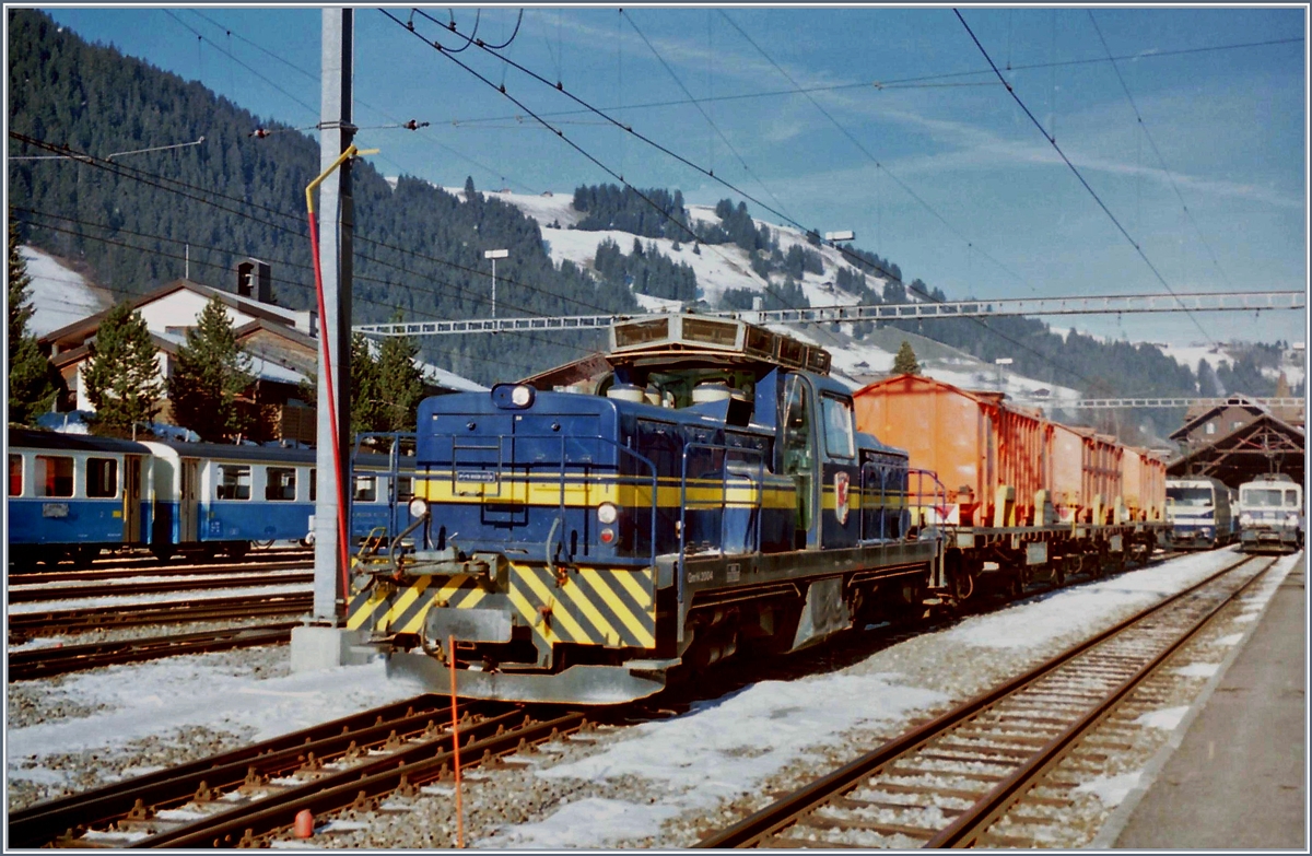 Eine MOB Gm 4/4 mit einme Kehrichtzug in Zweisimmen.
Ein analoges Bild vom Januar 1995