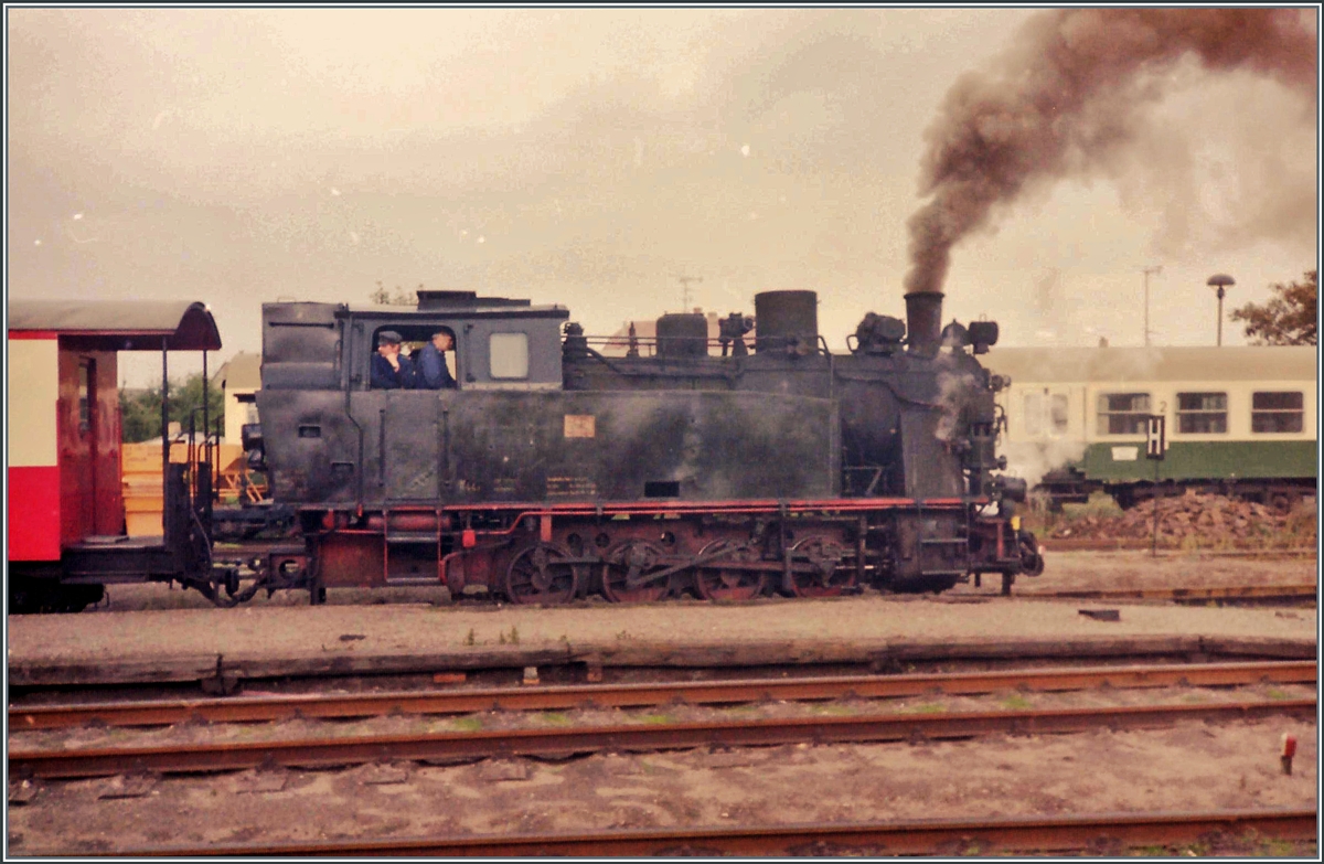 Eine Molli Dampflok rangiert in Bad Doberan ihren DR Salonwagen an den Zug.

26. Sept. 1990