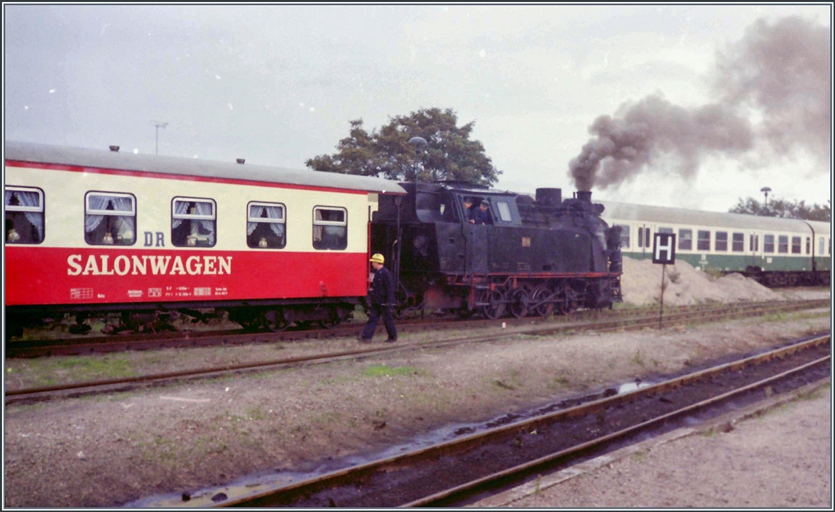 Eine Molli Dampflok rangiert in Bad Doberan ihren DR Salonwagen an den Zug.

26. Sept. 1990
