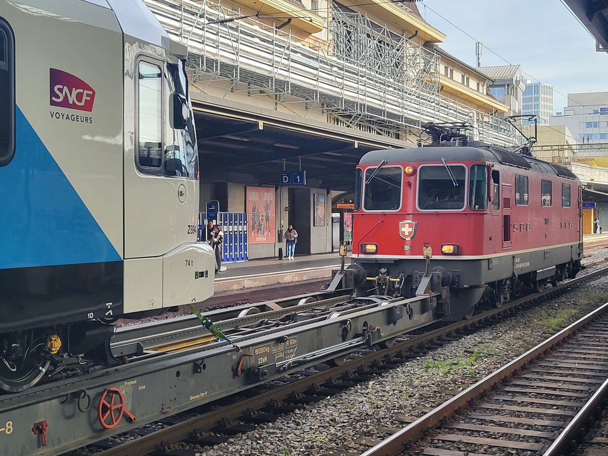 Eine  Personenverkehrs  SBB Re 4/4 II in Lausanne ist nicht alltäglich, so dass ich die SBB Re 4/4 II 11193 (UIC  91 85 4420 193-5 CH-SBB) hier genre fotografiere, doch das interessante ist das SNCF Zeichen am linken Bildrand...
29. Okt. 2025

