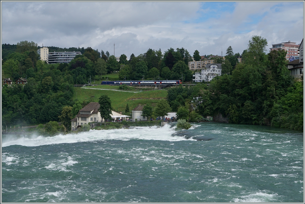 Eine Re 450 mit einer S9 bei der neuen Haltestelle Neuhausen Rheinfall.
18. Juni 2016
