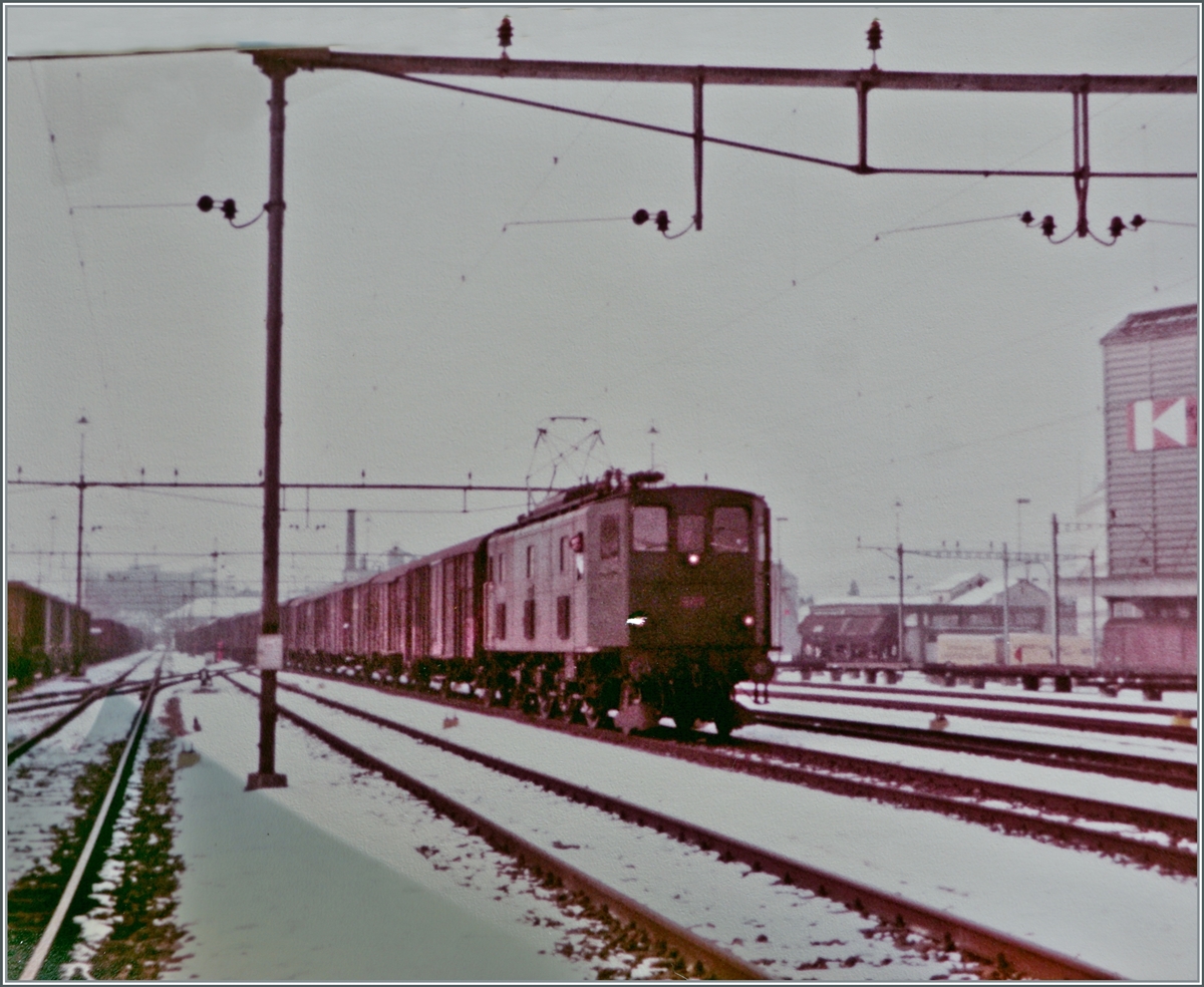 Eine SBB Ae 3/5 ist in Aarau (Rangierbahnhof) im Güterzugdienst tätig.

Analogbild aus dem Jahre 1982