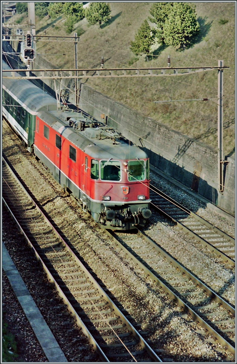 Eine SBB Re 4/4 II auf dem damals noch dreigleisigen Abschnitt kurz vor Lausanne, heute wird dieser Streckenteil auf vier Gleise ausgebaut. 

Frühjahr 1998