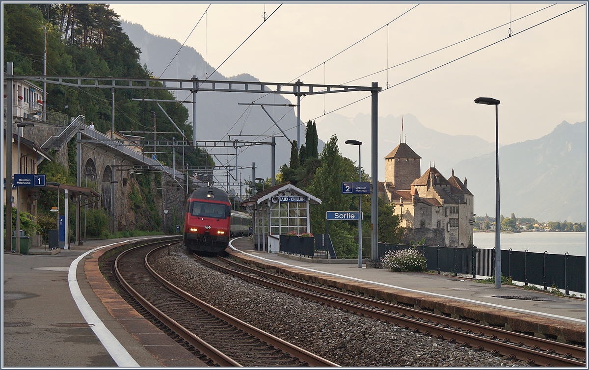 Eine SBB Re 460 mit ihrem IR90 auf dem Weg nach Genève Aéroport bei Veytaux Chillon, im Hintergrund ist das Schluss Chillon zu sehen. 

28. Aug. 2019