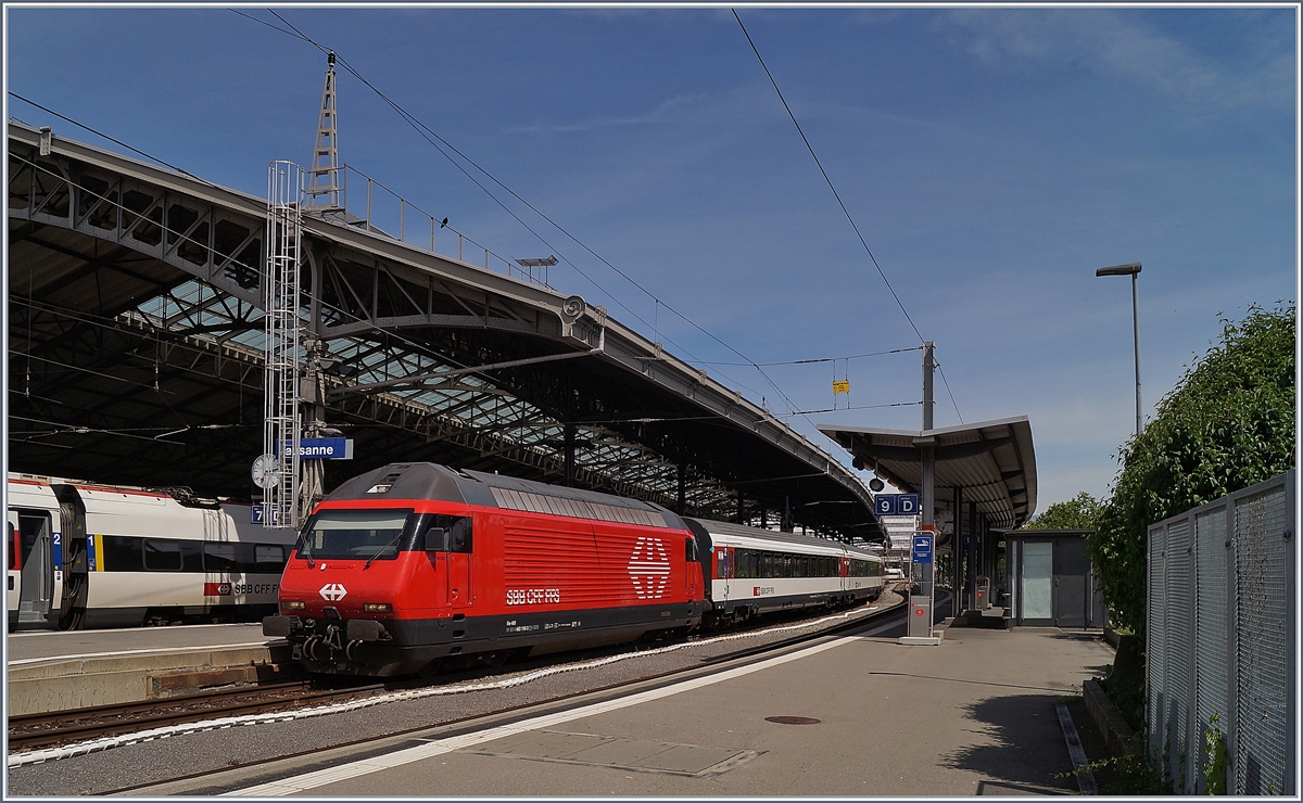 Eine SBB Re 460 mit ijrem IR 90 verlässt Lausanne in Richtung Genève.

22. Mai 2020