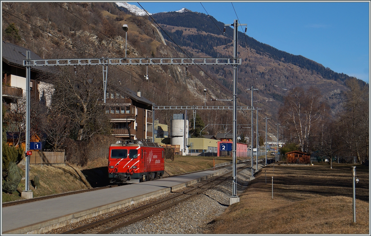 Eine solo HGe 4/4 der MGB bei der Durchfahrt in Bitsch Richtung Andermatt.
27. Dez 2015