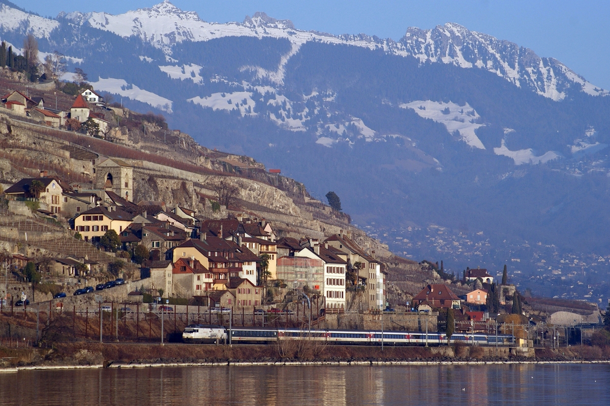 Eine Werbe Re 460 ist bei St-Saphorin mit ihrem IR auf dem Weg in Richtung Lausanne.

1. März 2012