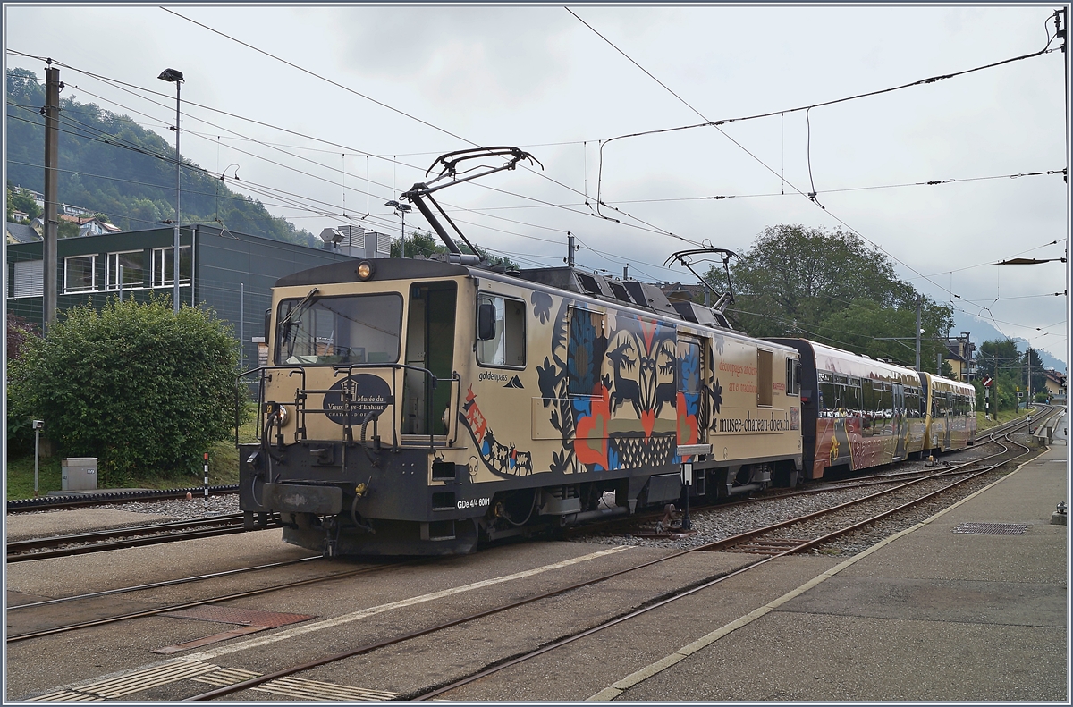 Eine ziemlich eigenwillige Komposition gab es am Morgen des 23. Aug. 2019 in Blonay zu sehen: die MOB GDe 4/4 6001 zieht den ABt 344 und einen dazugehörenden Bt von Chamby kommend Richtung Vevey.

23. Aug. 2019