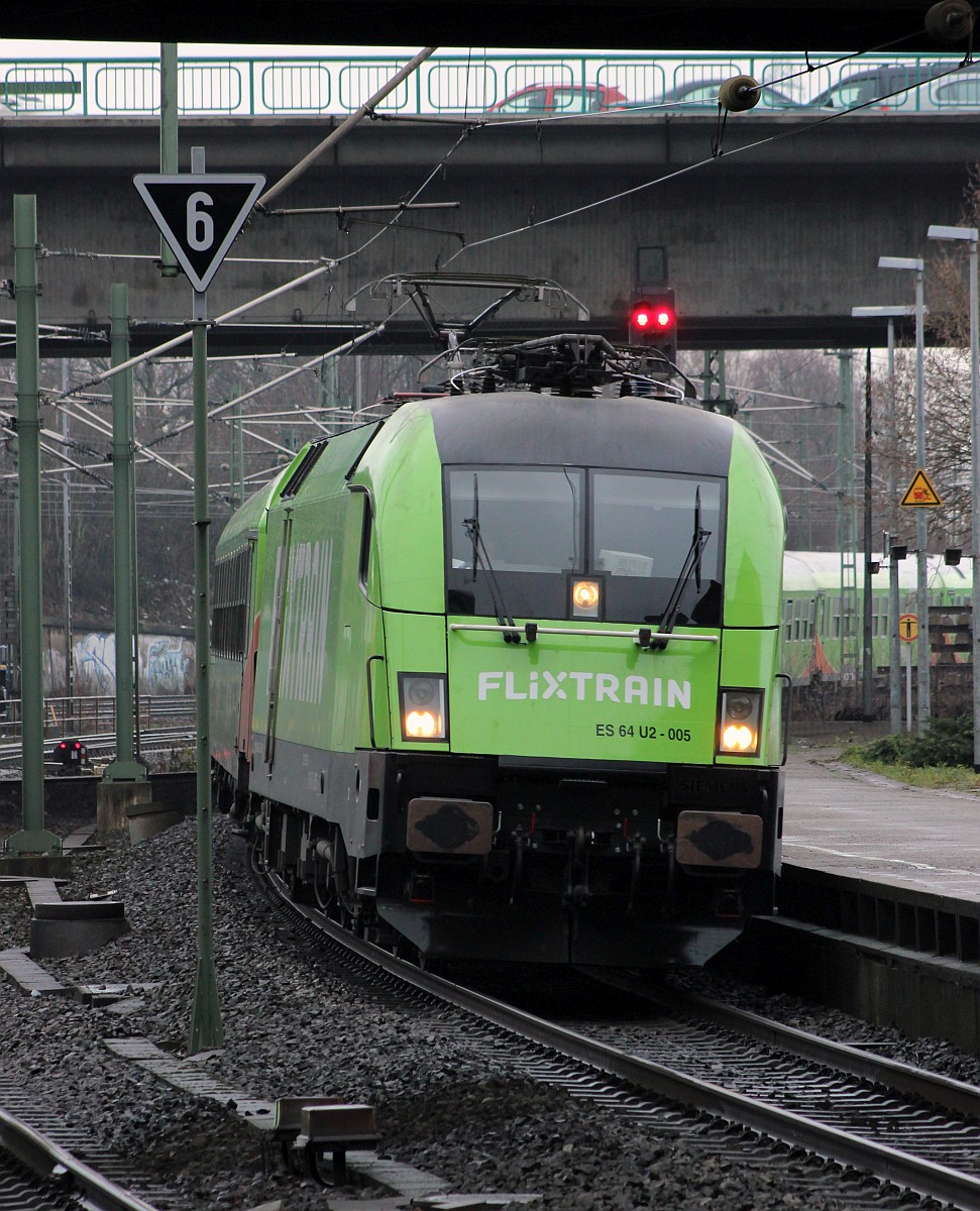 Einfahrt f�r den Flix nach K�ln....Zuglok heute ES 64 U2-005/ 182 505-8(REV/Lz/07.12.18). HH-Harburg 22.12.2018