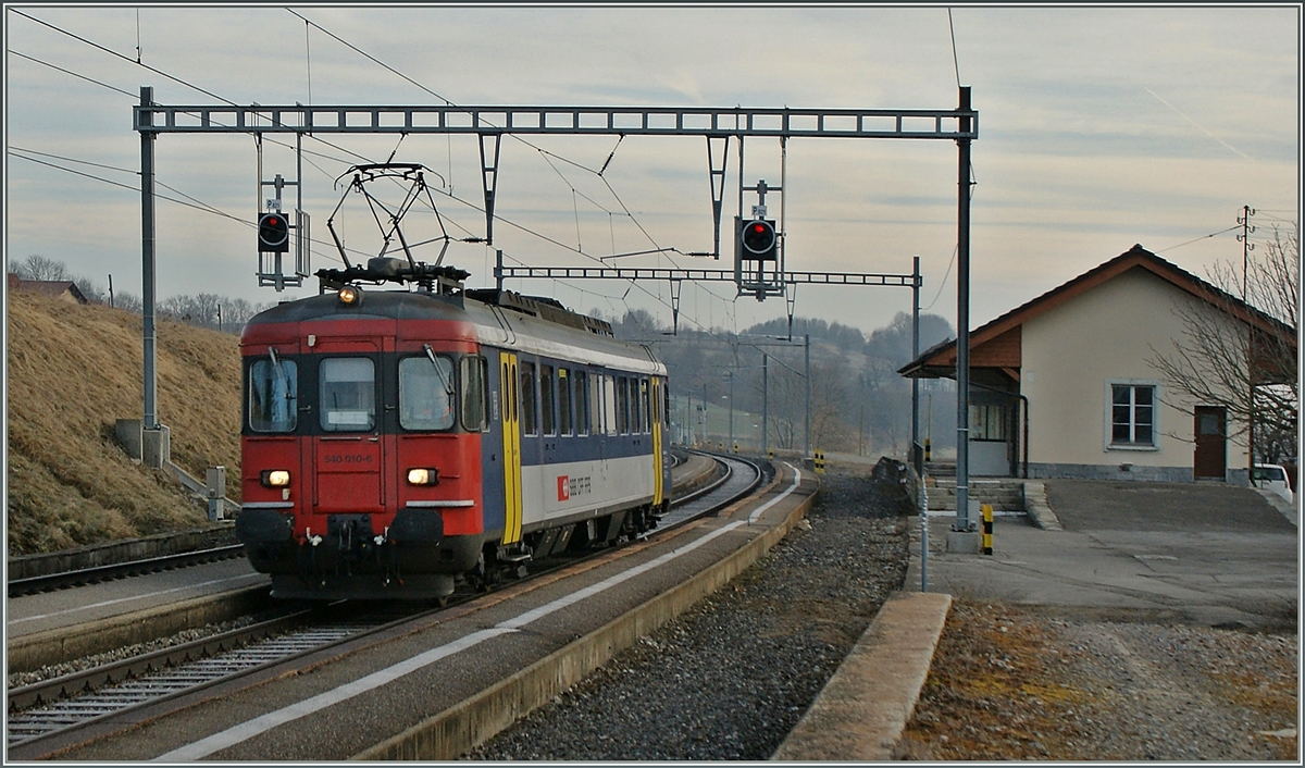 Einige Jahre besorgte ein Solo fahrende RBe 4/4 den Regionalverkehr zu den Spiztenzeiten zwischen Palézieux und Romont, ein Tatsache, die auf das geringe Verkehrsaufkommen schliessen lässt.
Hier ist der RBe 540 010-6 beim alten Bahnhof von Sivirez unterwegs.
12. März 2012