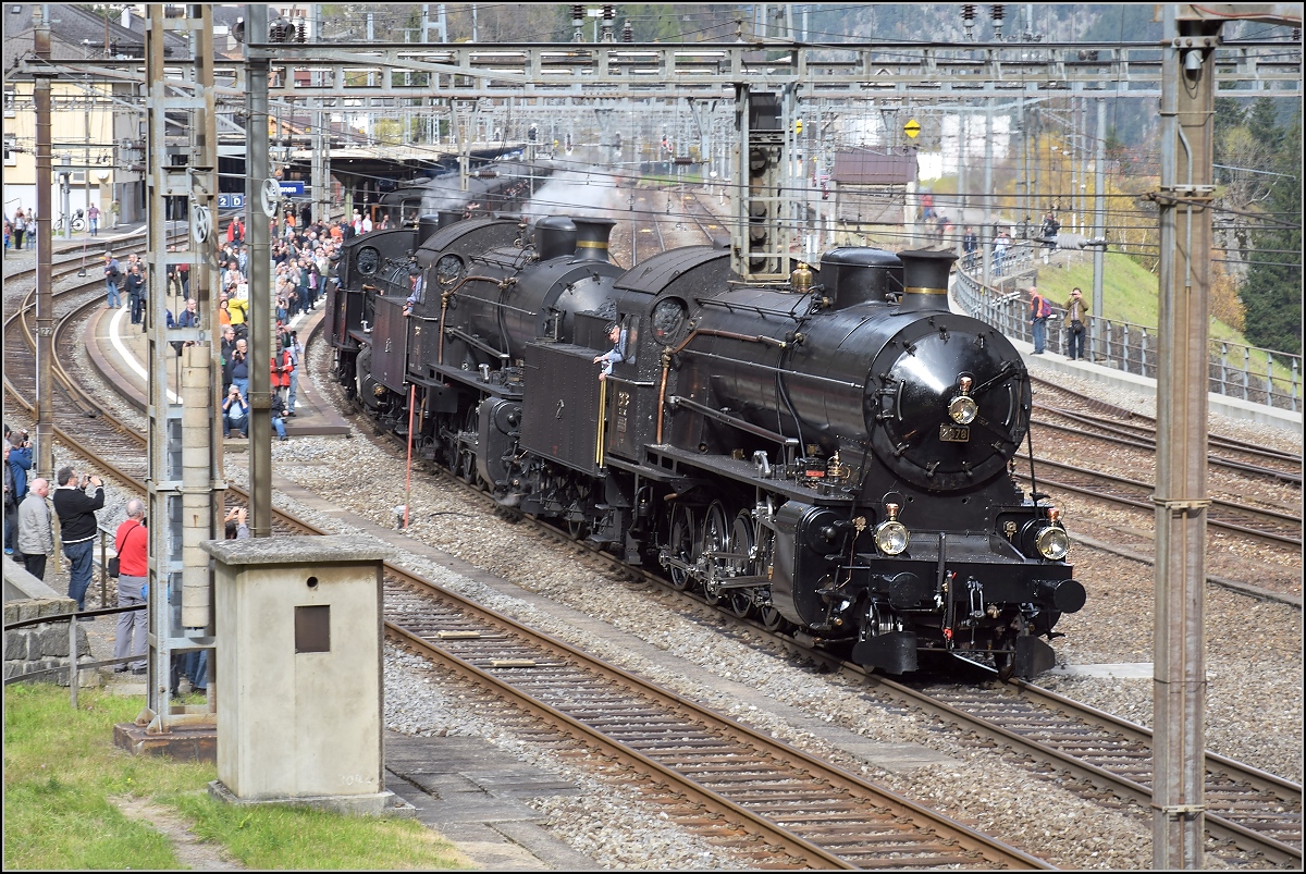 Elefanten am Gotthard. C 5/6 2978 und 2969 rangieren wieder zum Zug. Als dritte im Bunde ist B 3/4 1367 hinten angeh�ngt. G�schenem, Oktober 2017