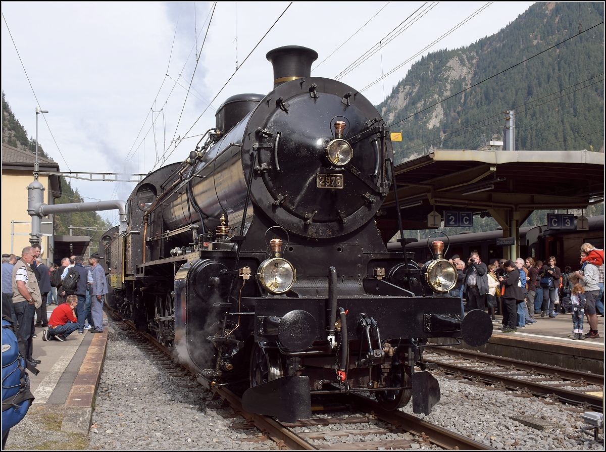 Elefanten am Gotthard. C 5/6 2978 und 2969 beim Wasserfassen in Göschenen. Oktober 2017