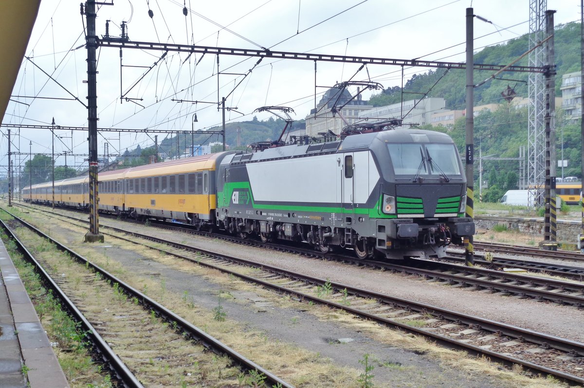 ELL 193 276 steht mit ein RegioJet in Praha-Smichov, 16 Mai 2018. 