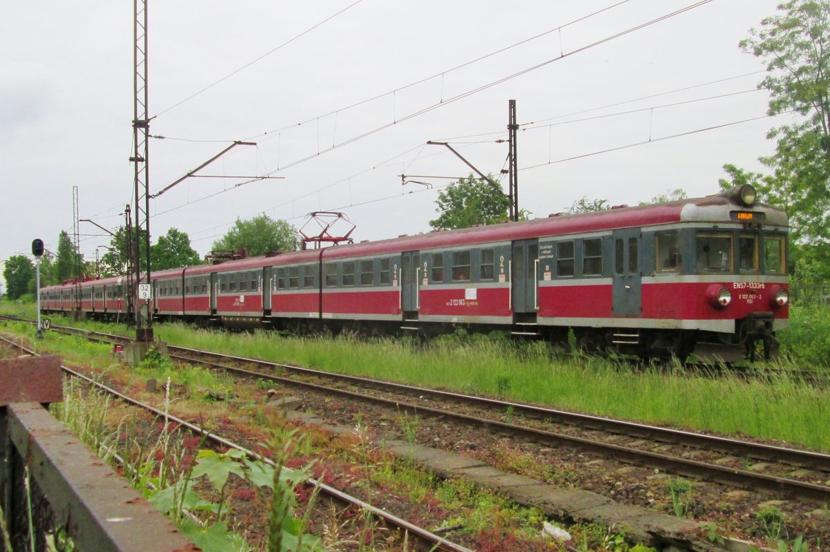 EN57-1333 treft am 27 mai 2015 in Gliwice-Labedy ein.
