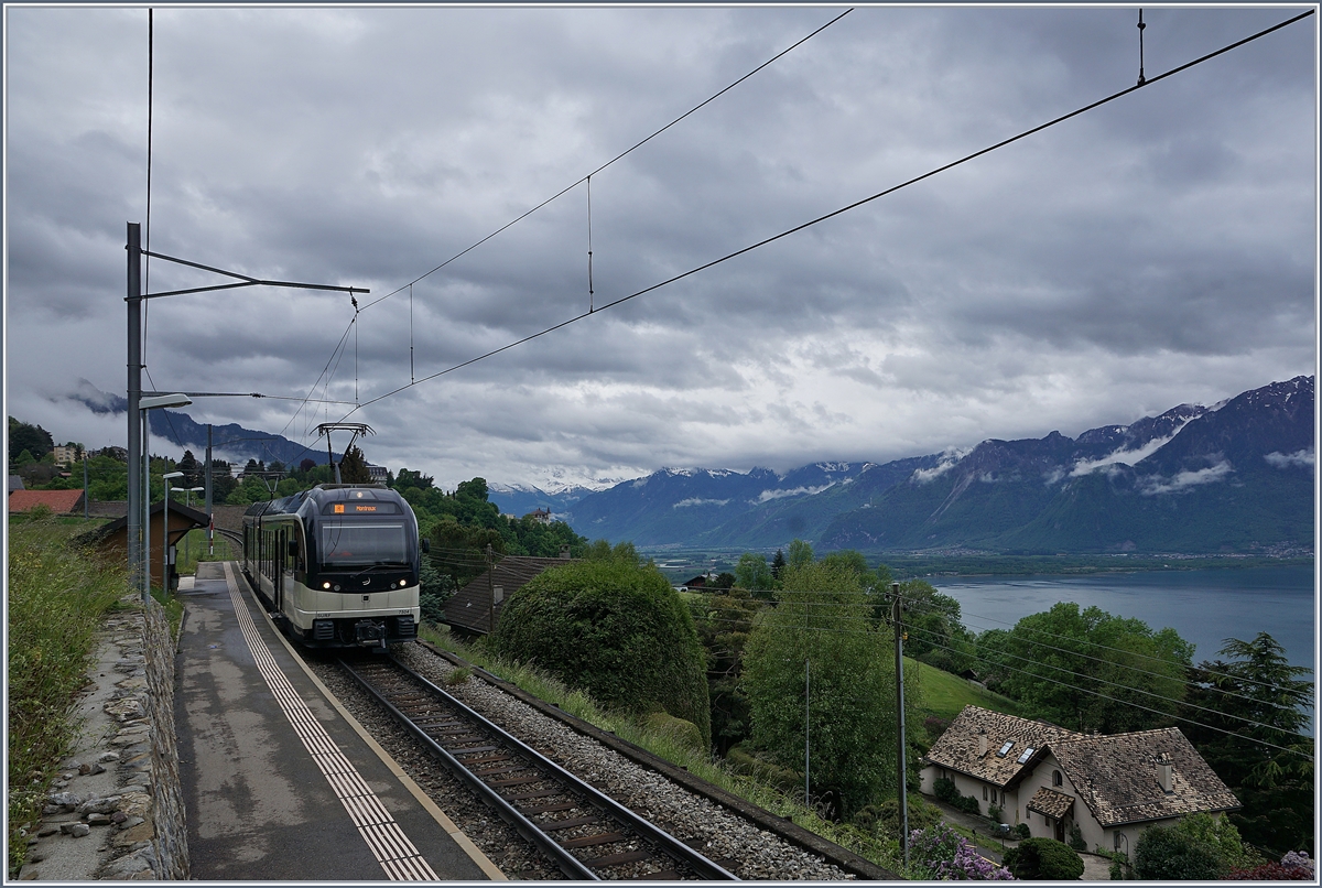 Endstation mit Aussicht: Einige  Vorortszüge  von Montreux enden in Sonzier, einem kleinen  Bahnhof  mit einer grandiosen Aussicht auf den Genfersee und die ihn umgebende Landschaft. Im Bild der von Montreux hier wendende MVR ABeh 2/6 7504  Vevey .

2. Mai 2020