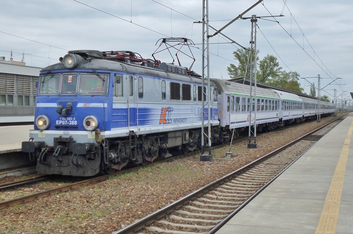 EP07-388 steht am 1 Mai 2016 in Warszawa Wschodnia.