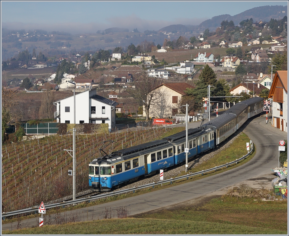 Erfreulich, hin und wieder auf einen der schönen ABDe 8/8 zu stoßen! Hier ist der ABDe 8/8 4003  BERN  mit seinem Regionalzug 2213 von Zweisimmen nach Montreux bei Planchamp unterwegs. 
28. Dez. 2016