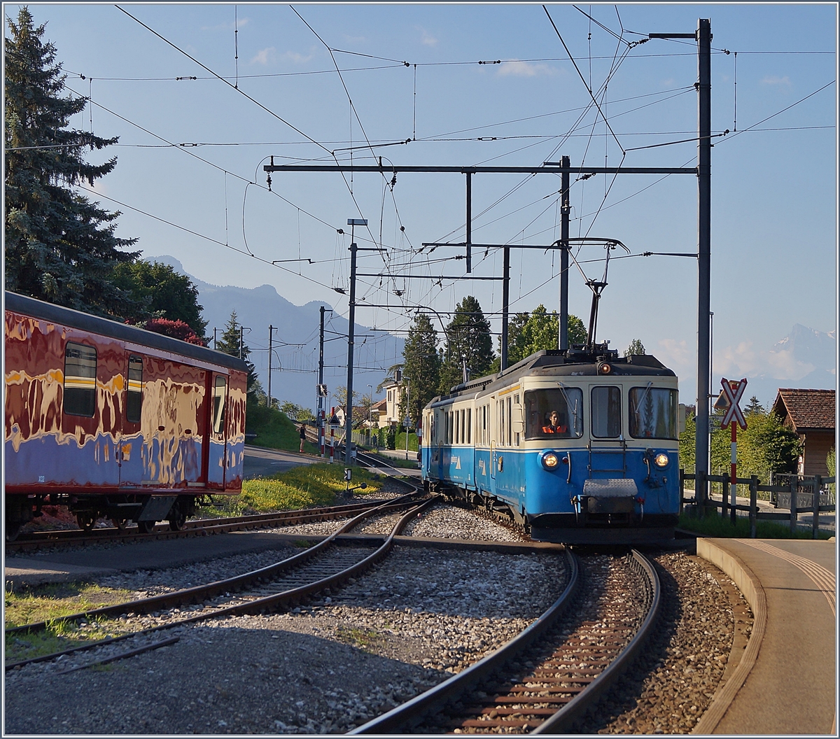 Erfreulicherweise auch im Sommer 2018 noch hie und da im Planbetrieb: Der MOB ABDe 8/8! Hier erreicht der MOB ABDe 8/8 4001 SUISSE als Regionalzug 2309 von Les Avants nach Montreux den Bahnhof von Fontanivent.
21. Juni 2018