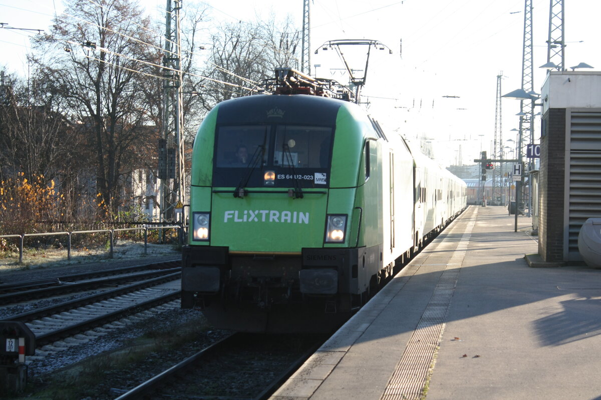 ES 64 U2-023 von Flixtrain mit dem FLX20 bei der Einfahrt in den Bahnhof Bremen Hbf am 20.12.21