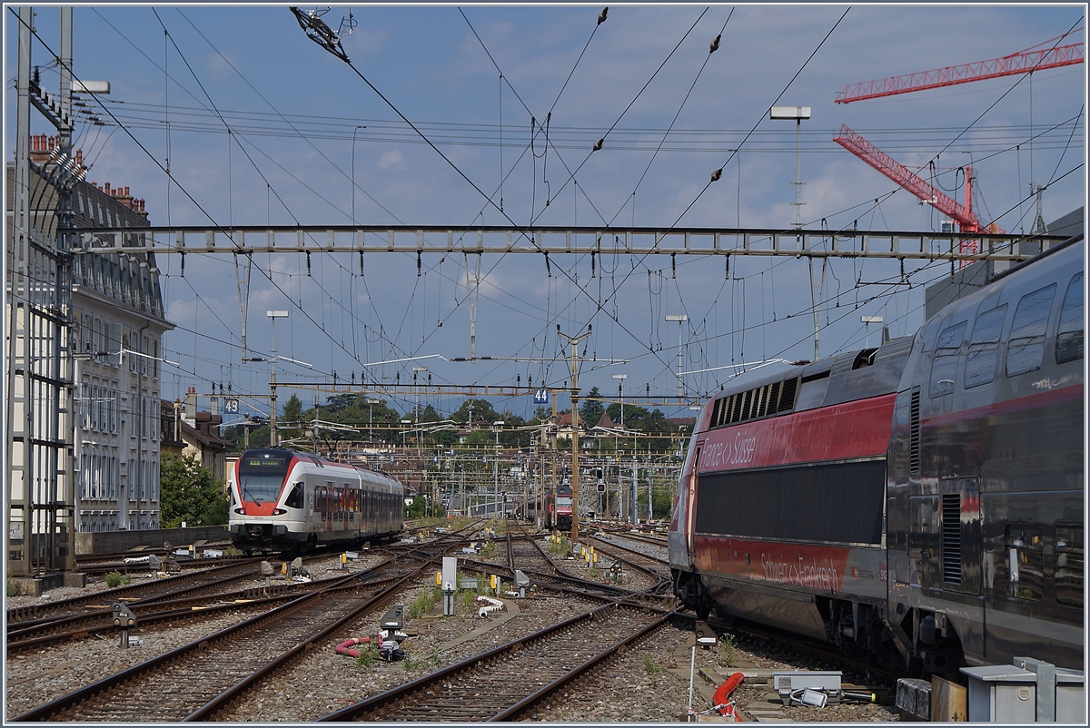 Es scheint fast so, als wolle der TGV dem ausfahrenden Flirt nach eilen; doch der aus Paris in Lausanne eingetroffene TGV 4719 wird bis zur Rückfahrt auf ein Abstellgleis rangiert. 

21. Juli 2020