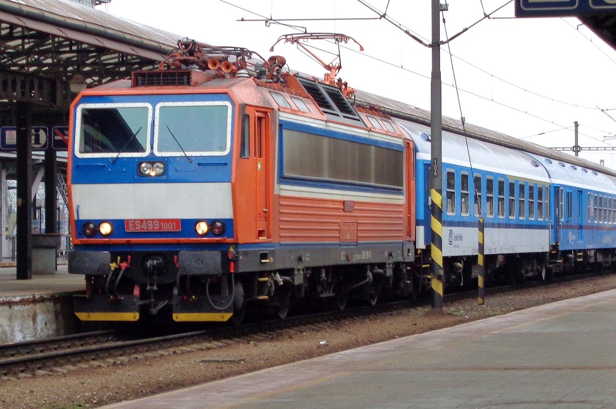 ES499 1001 (früher und später 362 001) steht -wieder in Originalzustand- in Praha hl.n. am 2 Januar 2017.