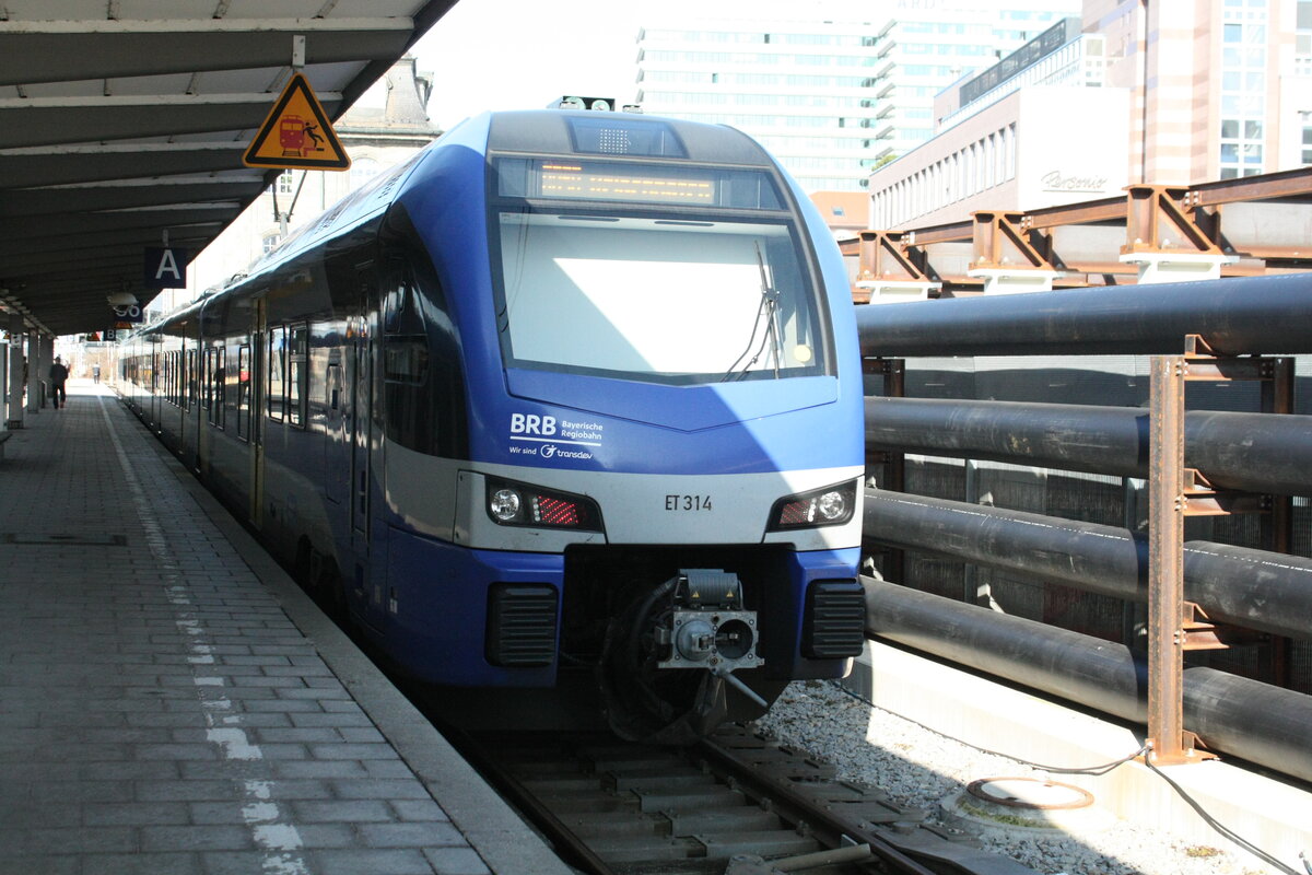 ET 314 der BRB mit ziel Holzkirchen im Bahnhof Mnchen Hbf am 24.3.21