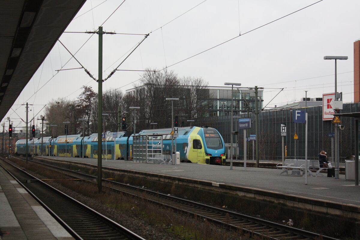 ET 602 der WestfalenBahn (WFB) verlsst mit Ziel Rheine den Bahnhof Hannover Hbf am 4.1.22