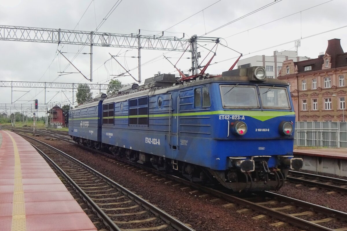 ET42-023 durchfahrt solo Katowice am 24 Augustus 2021.