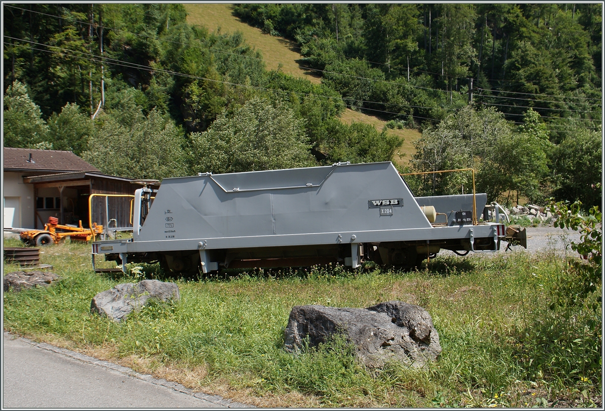 Etwas abseits seiner Heimat und Gleise steht dieser WSB Schotterwagen in Zweiltschinen. 

12. Juli 2015