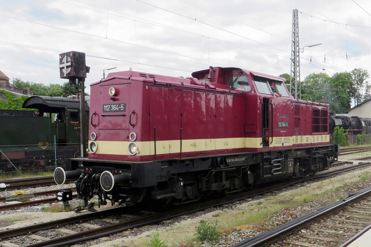 Ex-DR 112 364 steht am 26 Mai 2022 in Nrdlingen als Zuglok von ein von fnf Extrazge am Himmelfahrt 2022. 