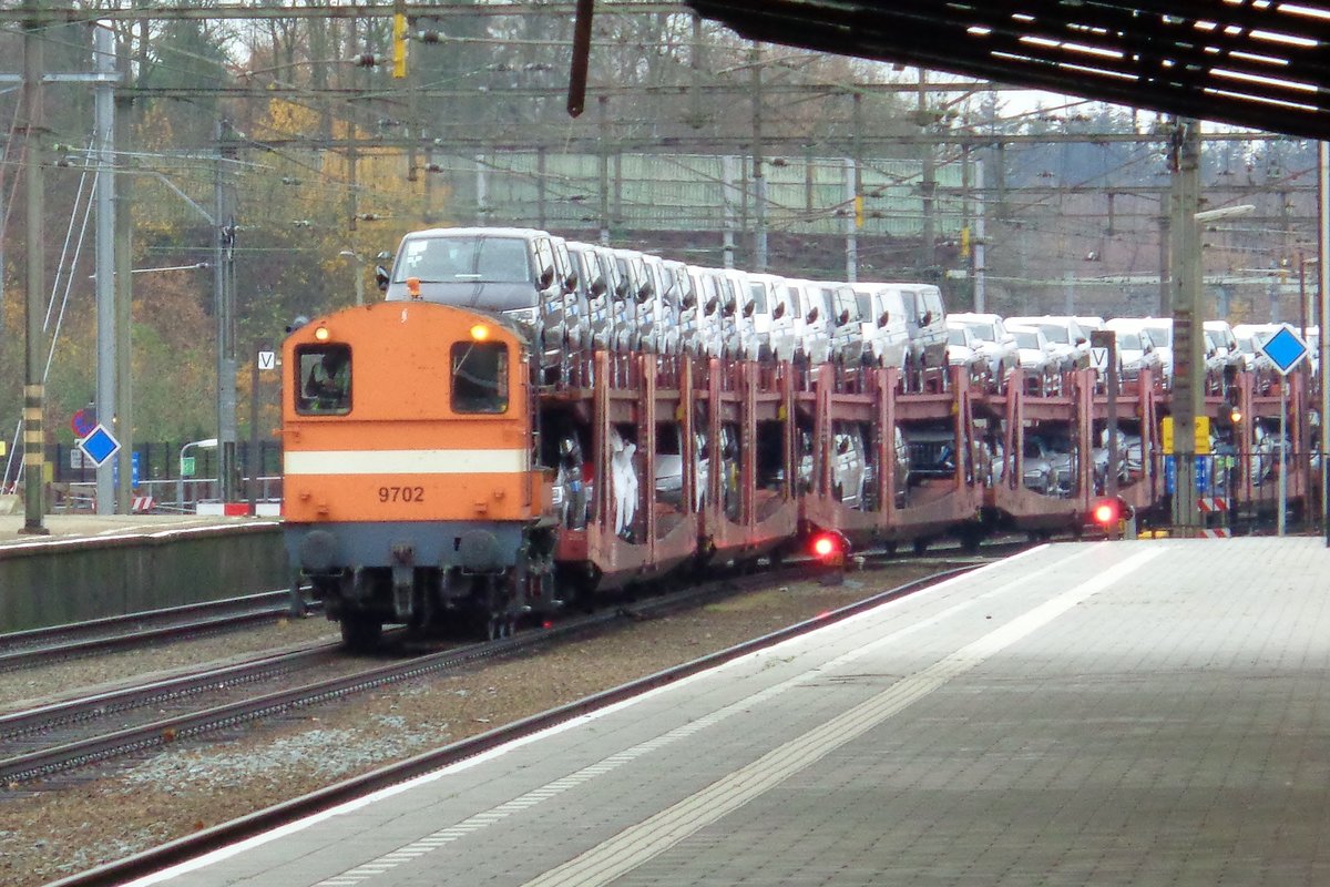 Ex-LOCON 9702 schleppt ein PKW-Zug durch Amersfoort am 5 Dezember 2018.