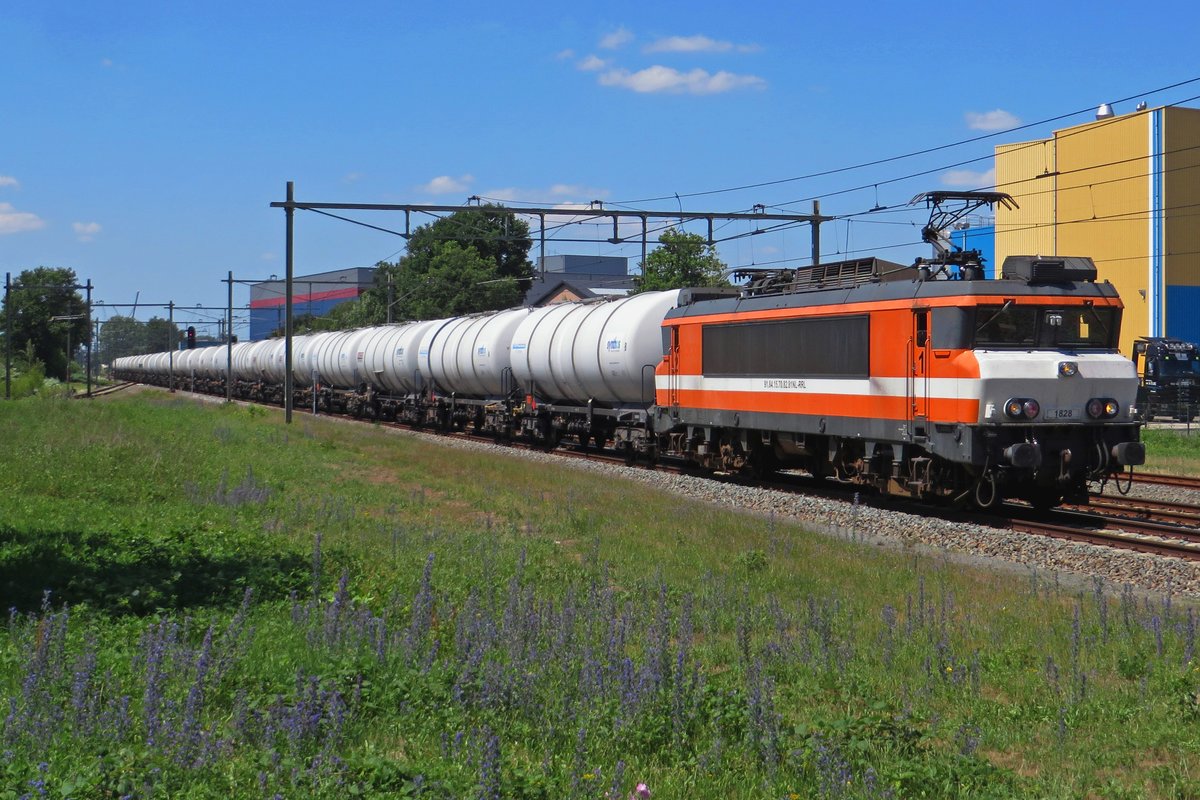 Ex-LOCON, heute RFO 1828 zieht ein Nacco-Kesselwagenzug durch Barneveld Noord Aansluiting am 25 Juni 2020.