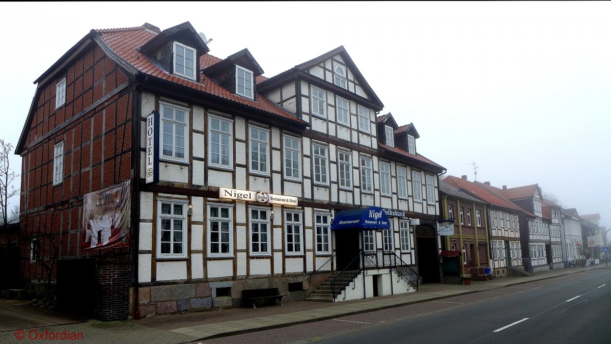 Fachwerkhäuser im Novembernebel. Breite Straße in Bergen an der Dumme, Landkreis Lüchow-Dannenberg.