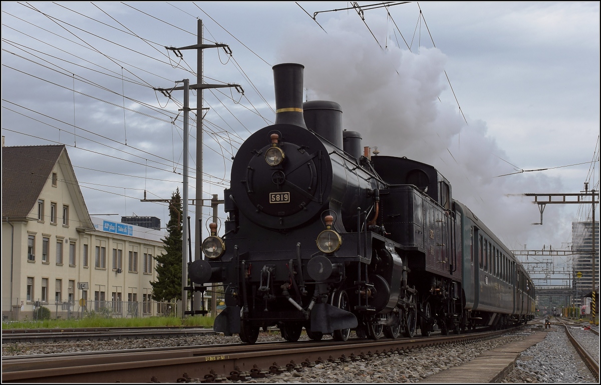 Fahrleitungsst�rung nannte sie die Veranstaltung, um an die Dampfreserve in Olten f�r solche F�lle zu erinnern. Durchfahrt des Sonderzugs in Pratteln mit Eb 3/5 3819. Die bekannte Stelle in der G�terstrasse sorgt f�r spannende Bilder. April 2019.