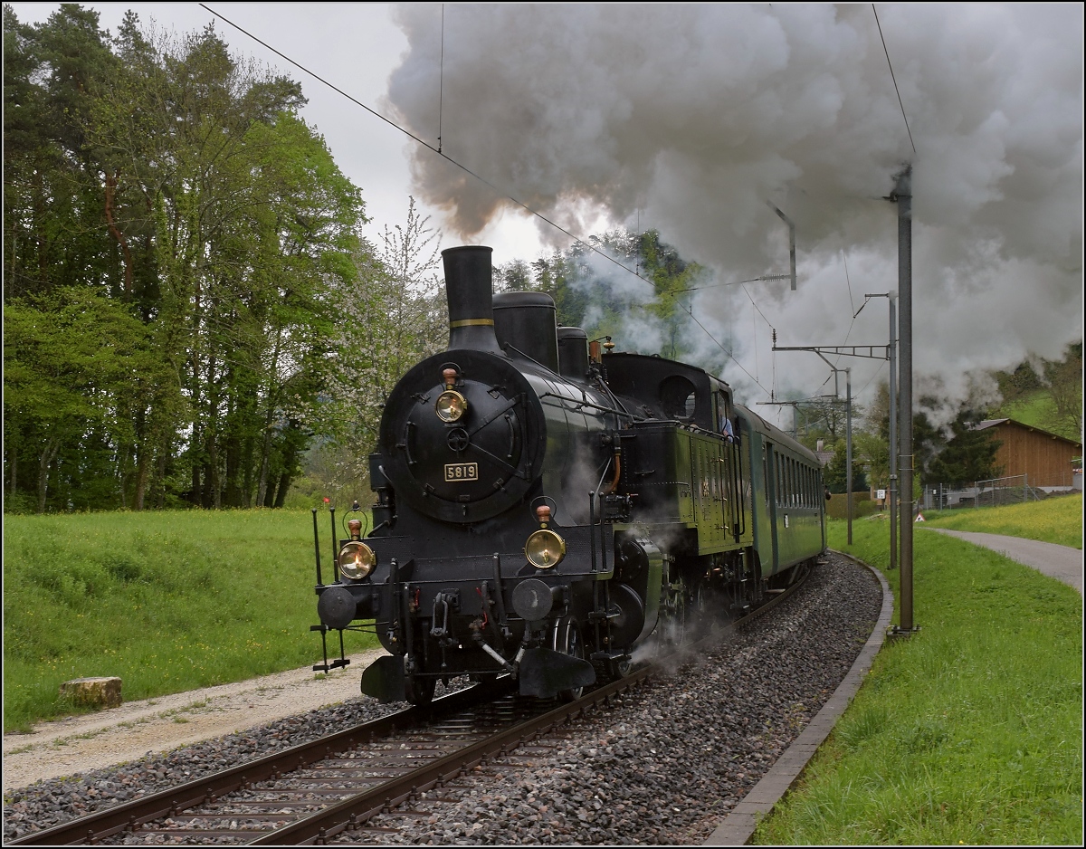 Fahrleitungsstörung nannte sie die Veranstaltung, um an die Dampfreserve in Olten für solche Fälle zu erinnern. Eb 3/5 3819 kurz vor dem Hauensteintunnel. April 2019.