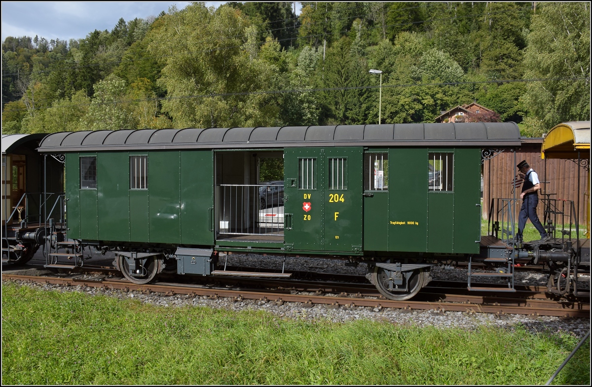 Fahrtag DVZO. 

F 204 der DVZO wird in Bauma rangiert. Oktober 2021.