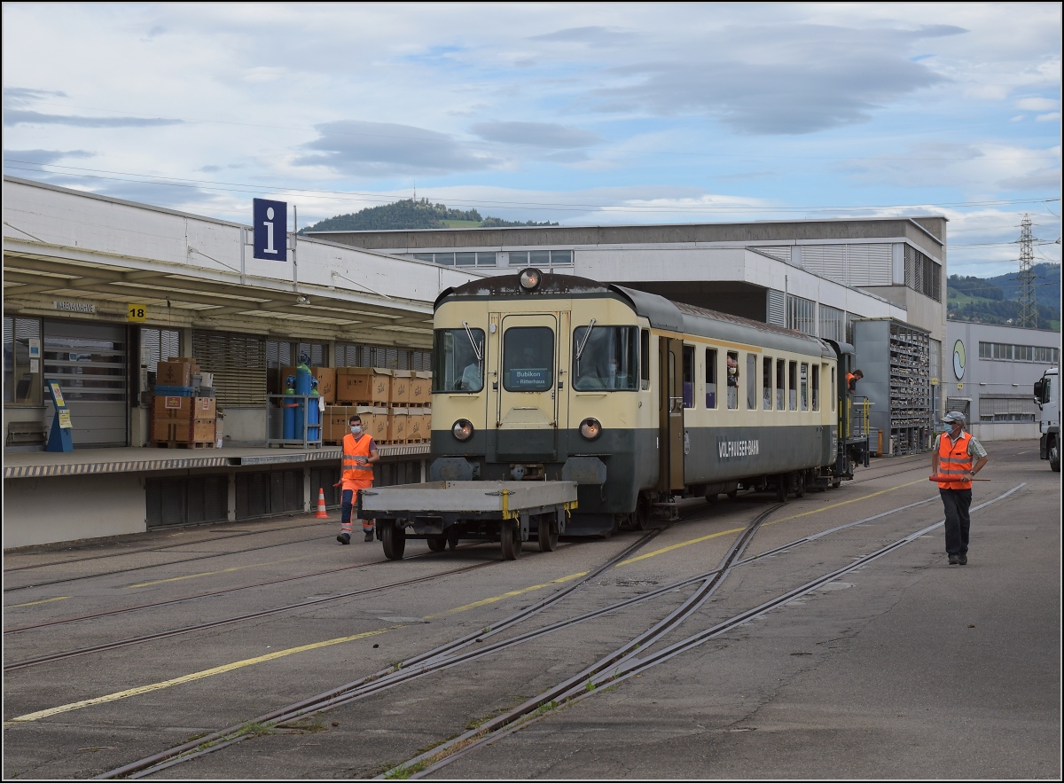 Fahrtag Wolfhuuser Bahn.

Passage des Bahnübergangs eines Werksgeländes in Wolfhausen, in der 'Zugmitte' der ABt der IG Stammgleis Wolfhausen–Bubikon. Oktober 2021.