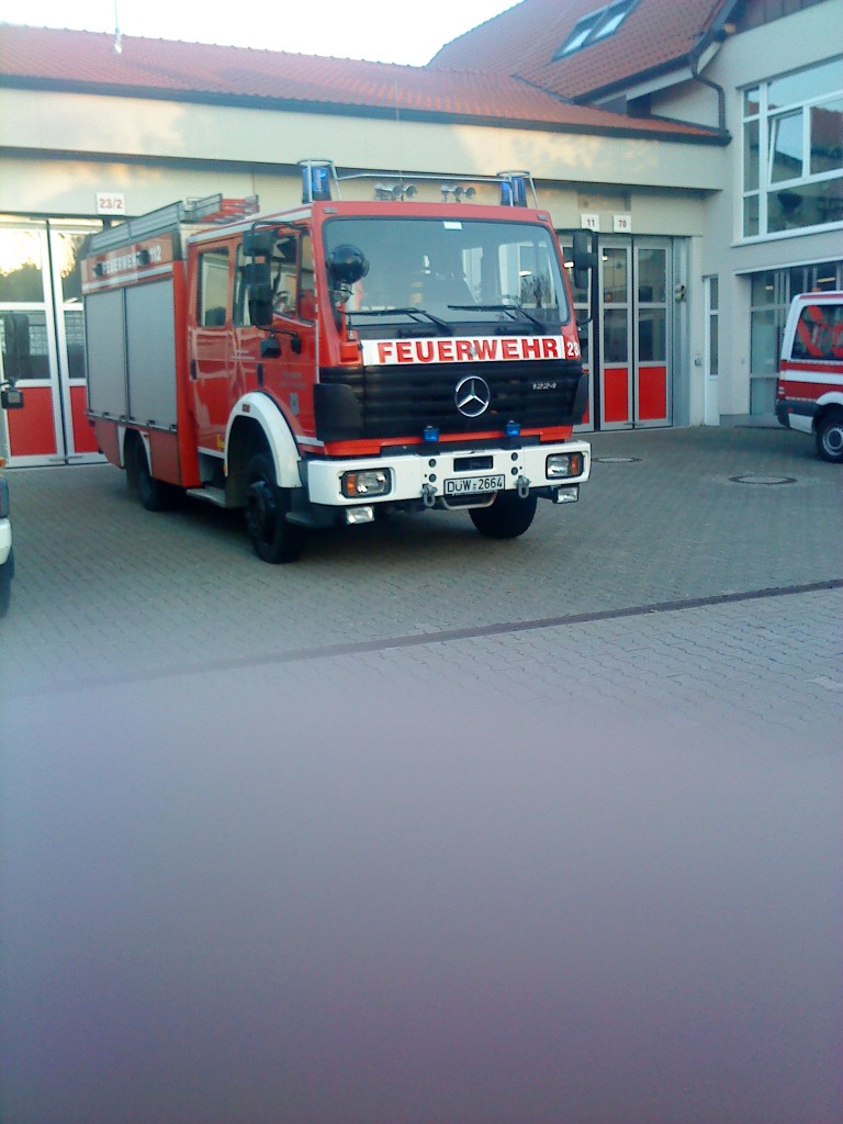 Feuerwehreinsatzfahrzeug Mercedes-Benz 1224 der freiwilligen Feuerwehr Bad Drkheim am 11.11.2013