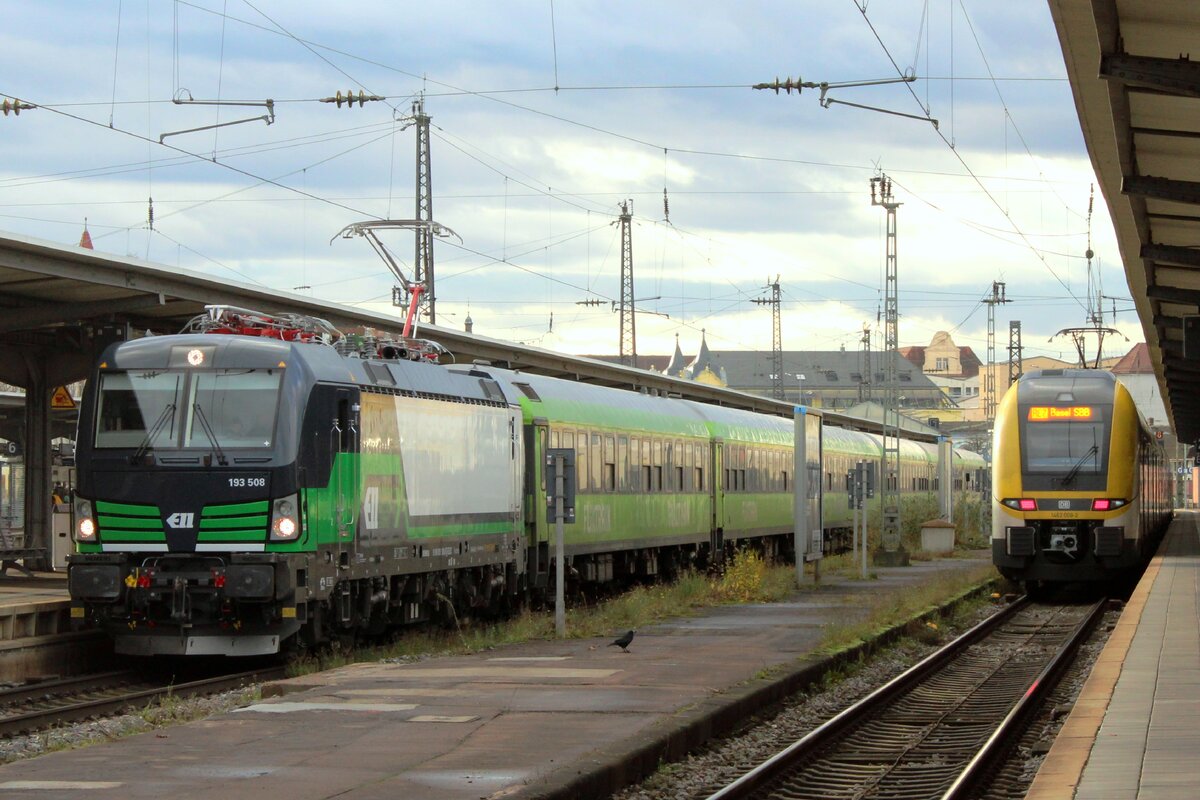 FLIXTRAIN 193 508 steht am 29.Dezember 2023 abfahrtbereit nach Berlin in OFfenburg. 