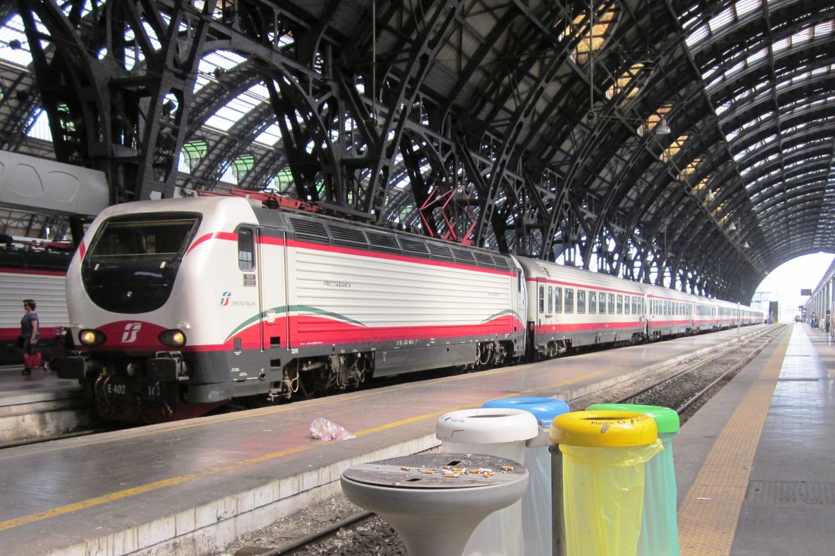 FS E 402 160 steht am 1 Juli 2013 in Milano Centrale.